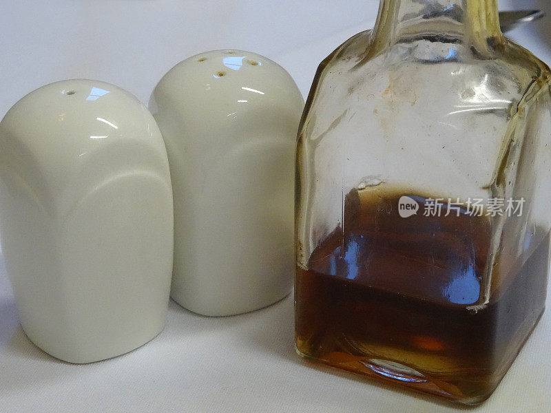 白瓷，方盐/胡椒罐，玻璃醋瓶，瓶瓶